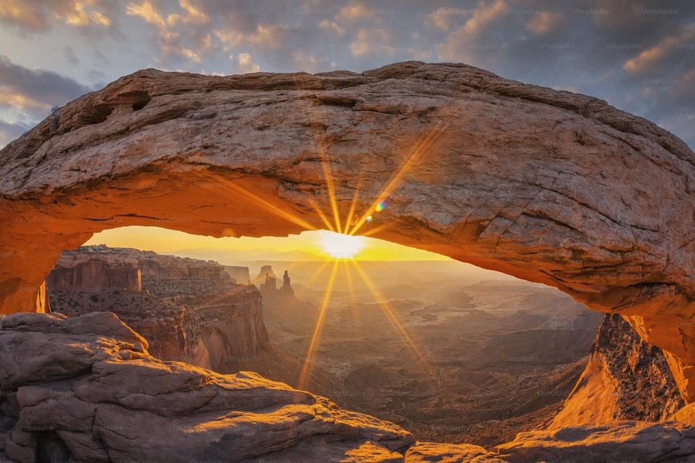 Nascer do sol famoso no Arco de Mesa no Parque Nacional de Canyonlands perto de Moab, Utah, EUA