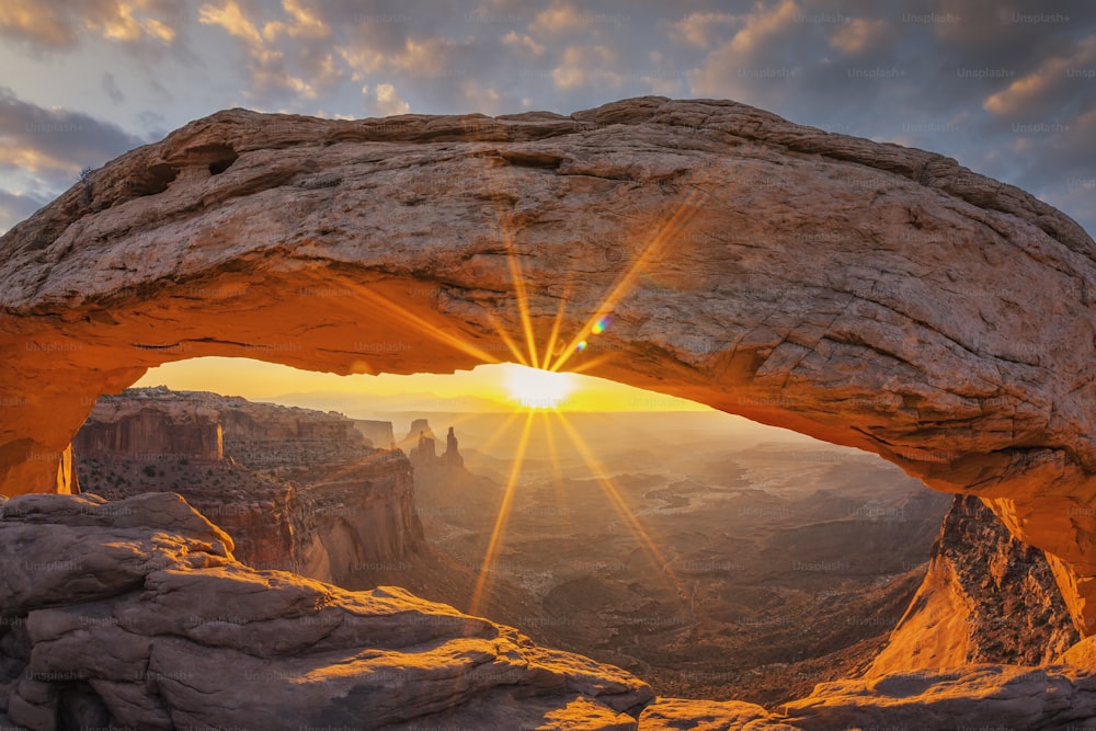 Famoso amanecer en Mesa Arch en el Parque Nacional Canyonlands cerca de Moab, Utah, EE. UU.