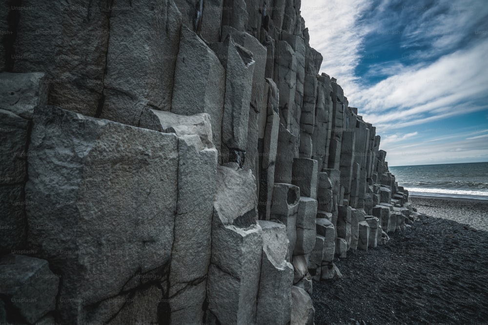 Hermosa y única formación de roca volcánica en la playa de arena negra de Islandia ubicada cerca del pueblo de Vik i myrdalin en el sur de Islandia. Las rocas columnares hexagonales atraen a los turistas que visitan Islandia.