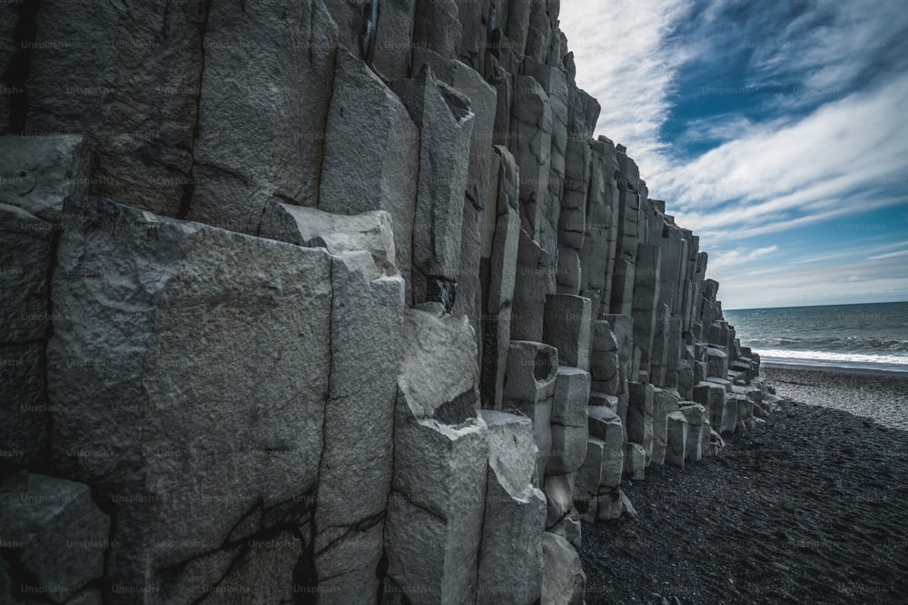 Belle et unique formation de roche volcanique sur la plage de sable noir d’Islande située près du village de Vik i myrdalin dans le sud de l’Islande. Les rochers colonnaires hexagonaux attirent les touristes qui visitent l’Islande.