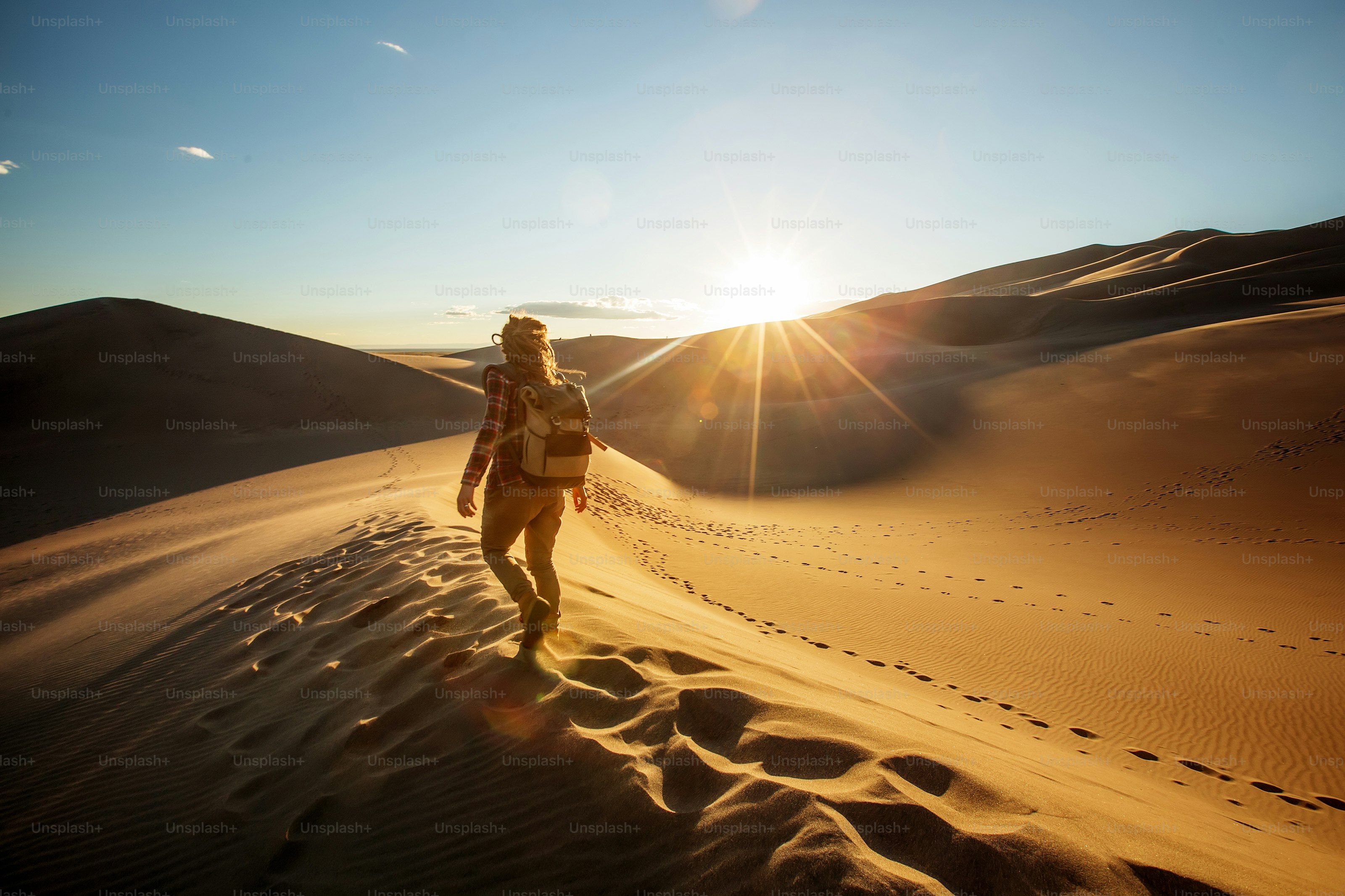 a-tourist-traveled-through-the-desert-photo-man-alone-image-on-unsplash