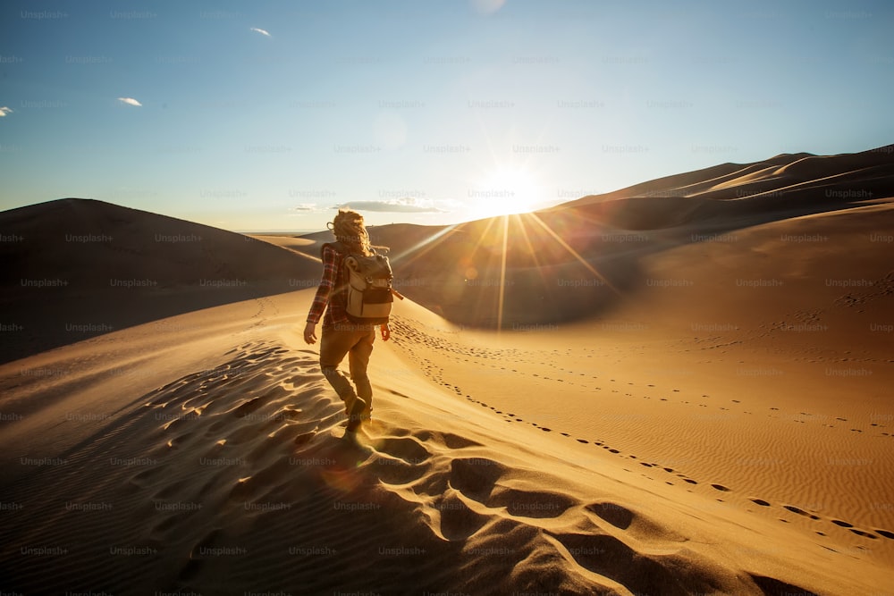 Ein Tourist reiste durch die Wüste