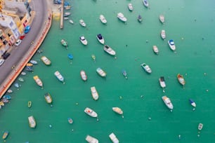 Baie de ville en Europe avec des bateaux, vue aérienne