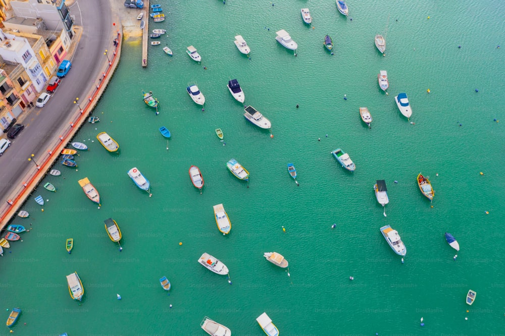 Baie de ville en Europe avec des bateaux, vue aérienne