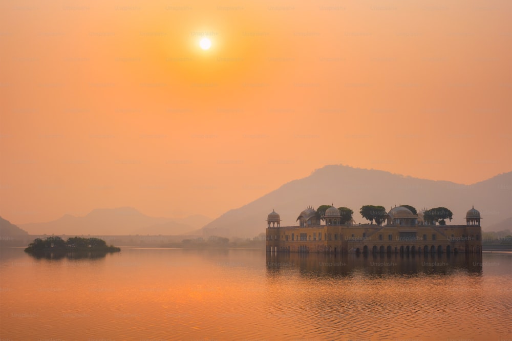 Mañana tranquila en el famoso hito turístico indio Jal Mahal (Palacio del Agua) al amanecer en Jaipur. Los patos y los pájaros de los alrededores disfrutan de la serena mañana. Jaipur, Rajastán, India