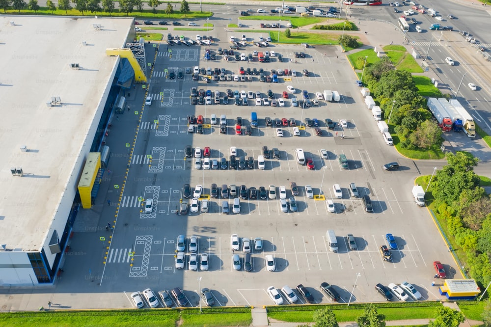 Estacionamiento de coches, centro comercial visto desde arriba. Vista aérea desde arriba