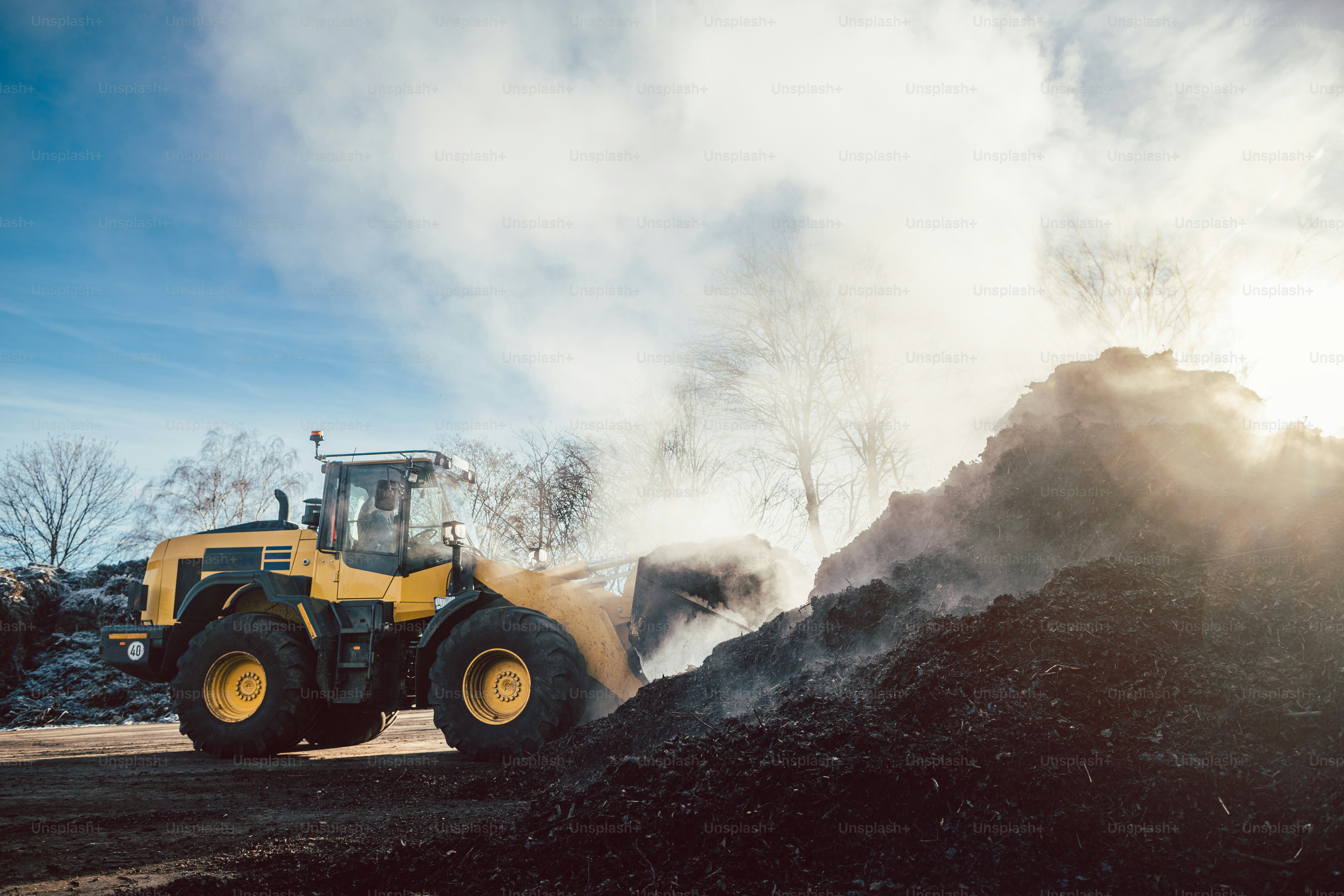 Bulldozer trabajando en movimientos de tierra pesados en una instalación de biomasa