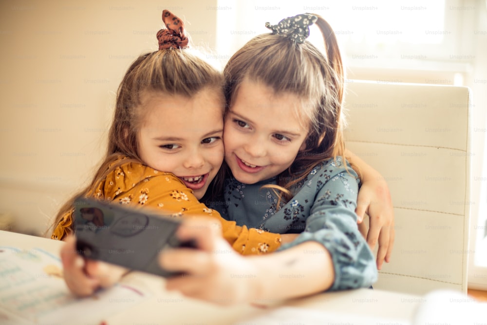 Parecemos tão fofos para não tirar um autorretrato juntos. Duas meninas da escola fazendo um autorretrato.