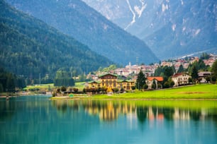 Hermoso paisaje de pueblo de montaña de Villapiccola y el lago Auronzo en Auronzo di Cadore, al norte de Italia. Paisaje panorámico de naturaleza y campo.
