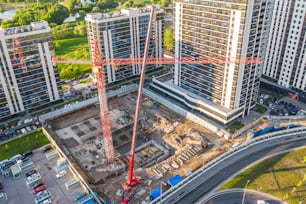 Construction d’un immeuble de grande hauteur dans le quartier d’affaires de la ville, vue aérienne