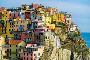 Bunte Häuser in Manarola Village, Cinque Terre Küste von Italien. Manarola ist eine wunderschöne Kleinstadt in der Provinz La Spezia, Ligurien, Norditalien und eine der fünf Attraktionen der Cinque Terre.