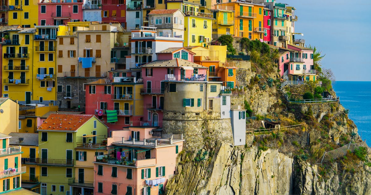 イタリアのチンクエ ・ テッレ海岸 Manarola 村のカラフルな家。マナローラは、イタリア北部のリグーリア州ラ スペツィア県にある美しい小さな町で、チンクエ テッレの 5 つのアトラクションの 1 つです。