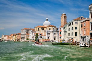 Boote und Gondeln auf dem Canal Grande, Venedig, Italien