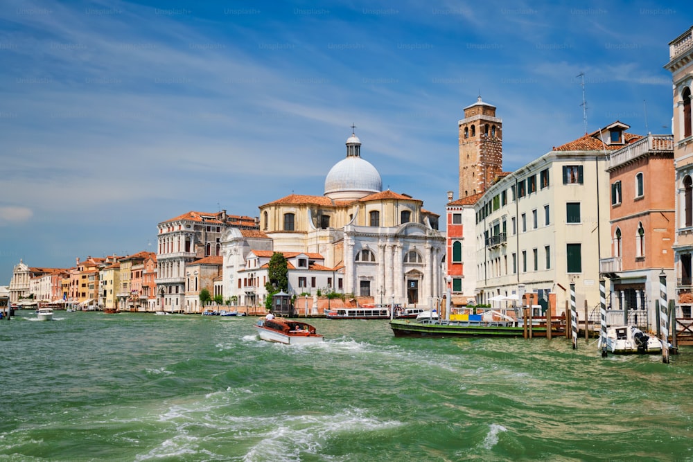 Barcos e gôndolas no Grande Canal, Veneza, Itália