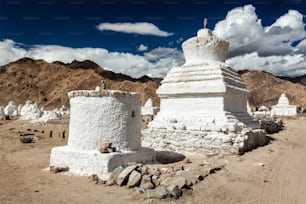 Chortens blancos (estupas) cerca de Shey, Ladakh, Jammu y Cachemira, India