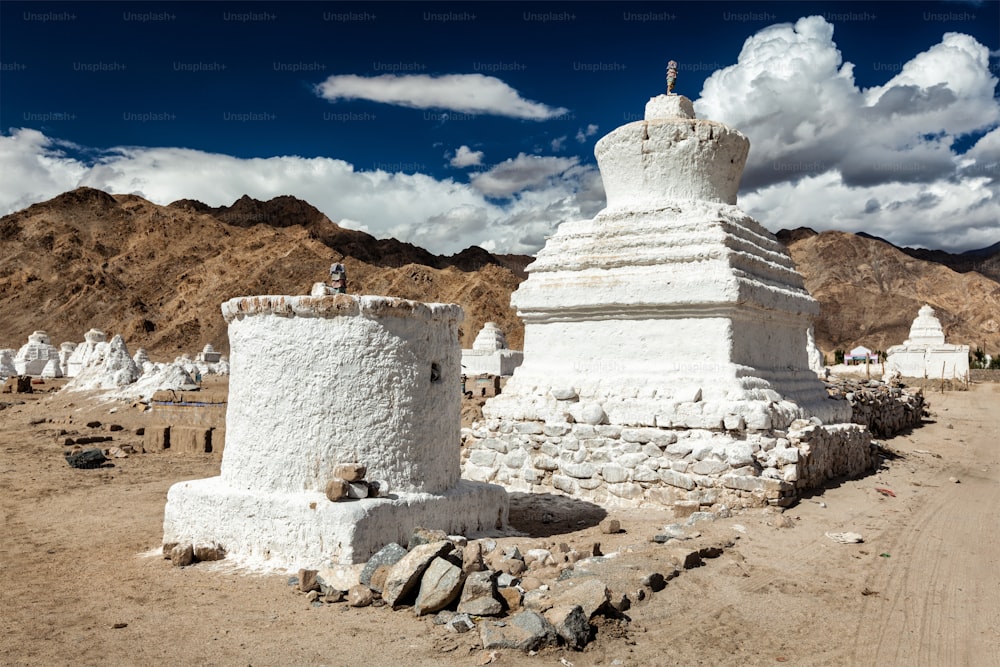 Chortens blancos (estupas) cerca de Shey, Ladakh, Jammu y Cachemira, India