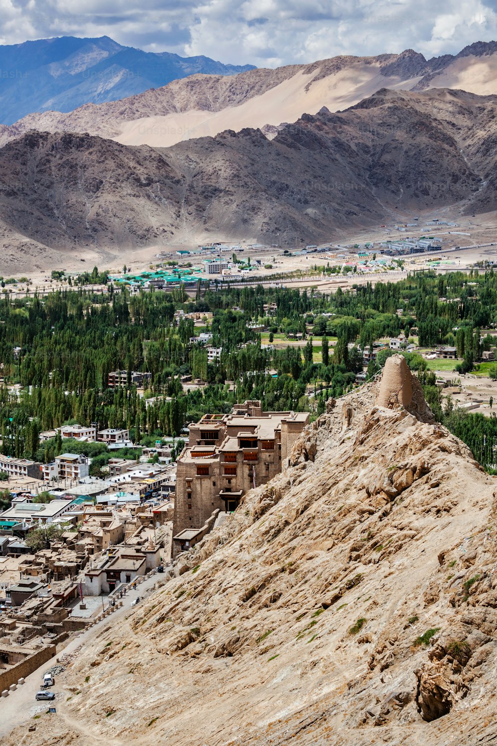 Vista da cidade de Leh com o Palácio de Leh de cima. Ladakh, Jammu e Caxemira, Índia