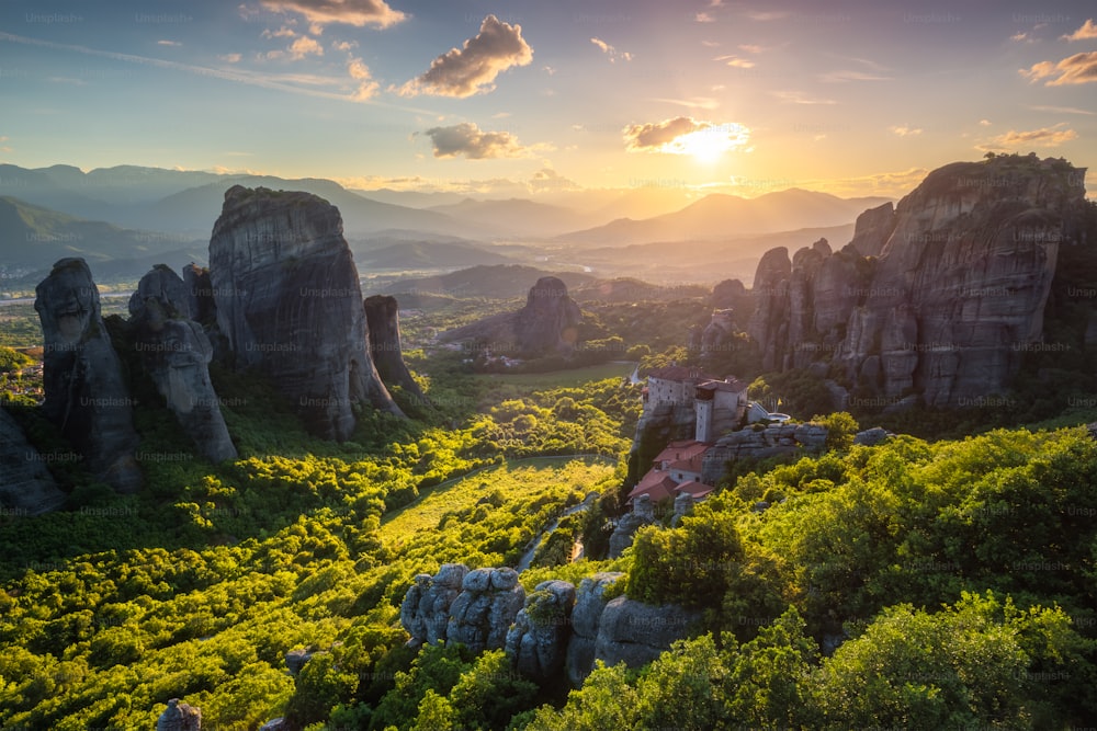 Tramonto sul monastero di Rousanou e sul monastero di San Nicola Anapavsa nella famosa destinazione turistica greca Meteora in Grecia al tramonto con raggi di sole e lens flare