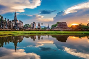 Buddha-Statue und Wat Mahathat-Tempel im Bereich des Sukhothai Historical Park, Wat Mahathat Tempel ist UNESCO-Weltkulturerbe, Thailand.