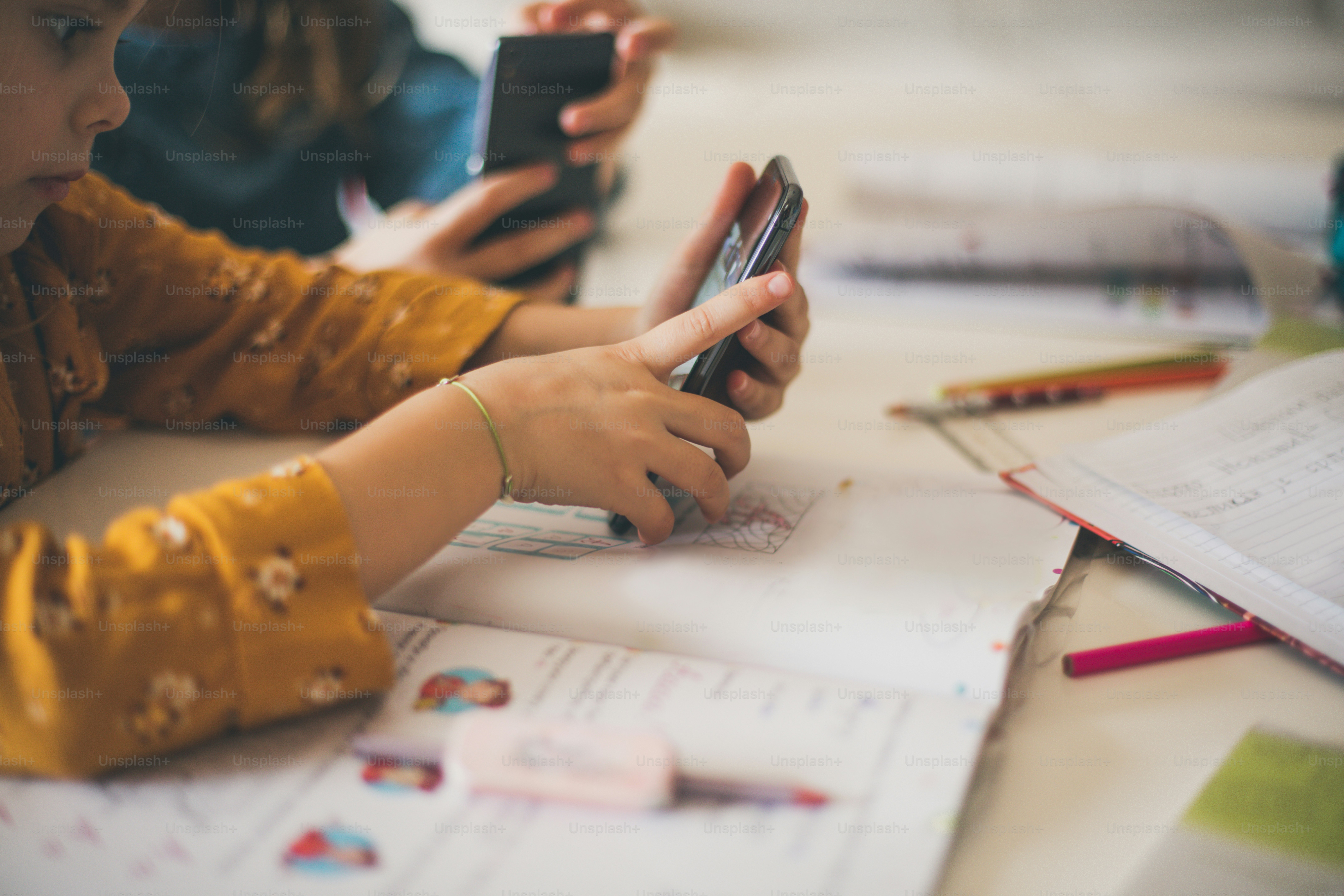Les enfants d’aujourd’hui. Deux petites filles utilisant un téléphone intelligent. Gros plan.