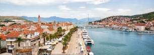 A cidade velha de Trogir na Dalmácia, Croácia, Europa. Trogir é a cidade histórica que atrai turistas que visitam a Croácia.