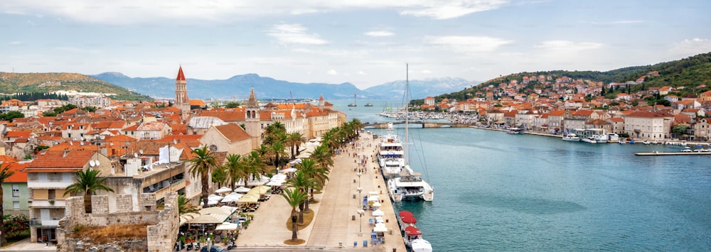 ヨーロッパ、クロアチア、ダルマチアのトロギールの旧市街。トロギールは、クロアチアを訪れる観光客を魅了する歴史的な町です。