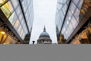 Vista laterale della Cattedrale di St.Paul a Londra. Costruito dopo il grande incendio di Londra del 1666, è il capolavoro di Christopher Wren e una delle attrazioni più turistiche della città.