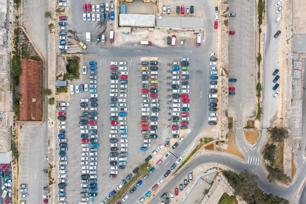 Estacionamento de carros e ônibus, com estradas e uma parada na cidade, vista aérea superior