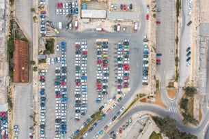 Parking de voitures et de bus, avec des routes et un arrêt dans la ville, vue aérienne de dessus