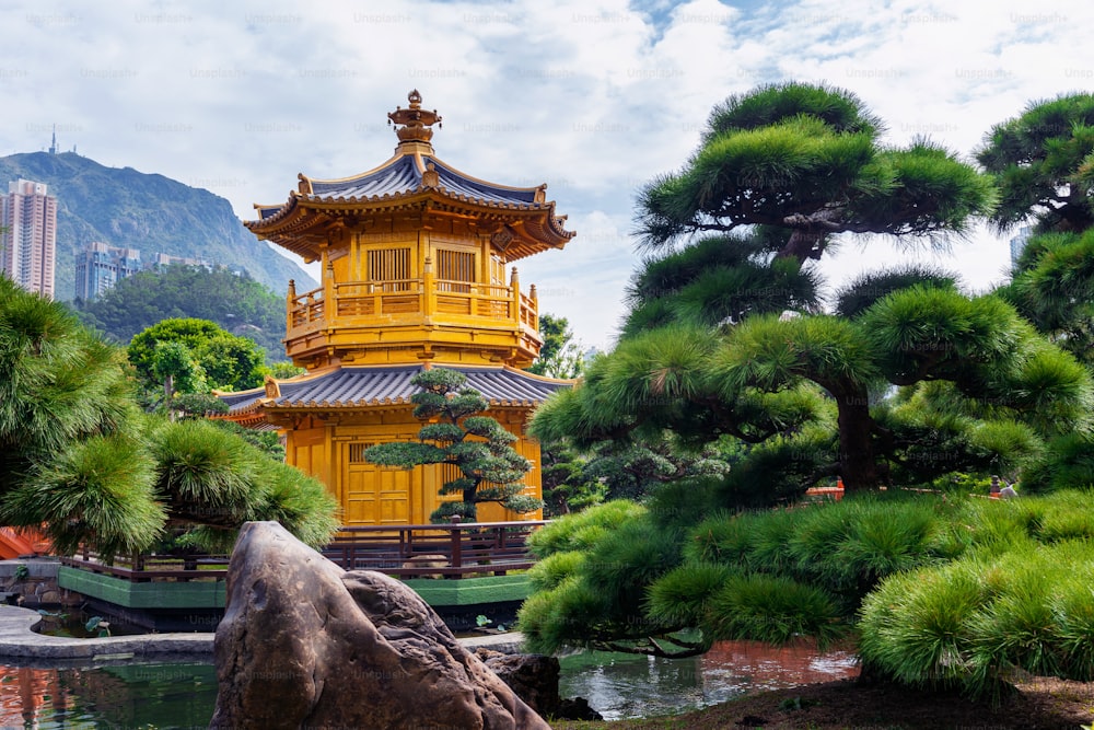 Pavilhão Dourado no Jardim Nan Lian perto do templo do convento de Chi Lin, Hong Kong.