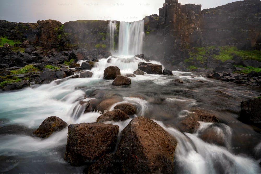 Landschaft des Oxararfoss Wasserfalls im Thingvellir Nationalpark, Island. Oxararfoss Wasserfall ist der berühmte Wasserfall, der Touristen anzieht, um Thingvellir auf dem Weg des Island Golden Circle zu besuchen.