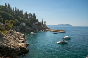 Adriaküste mit sonnigem Hafen in Trsteno, Dalmatien, Kroatien. Touristenattraktion in der Nähe von Dubrovnik.