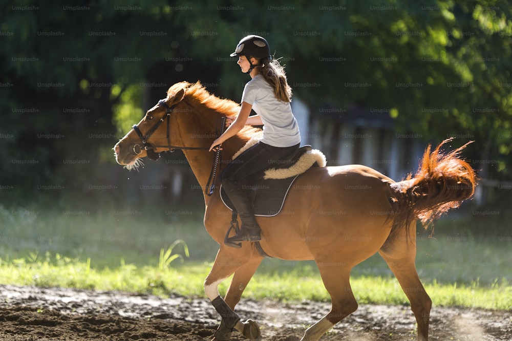 Muchacha bonita montando a caballo