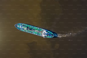 Vue aérienne d’un navire-citerne naviguant sur la rivière