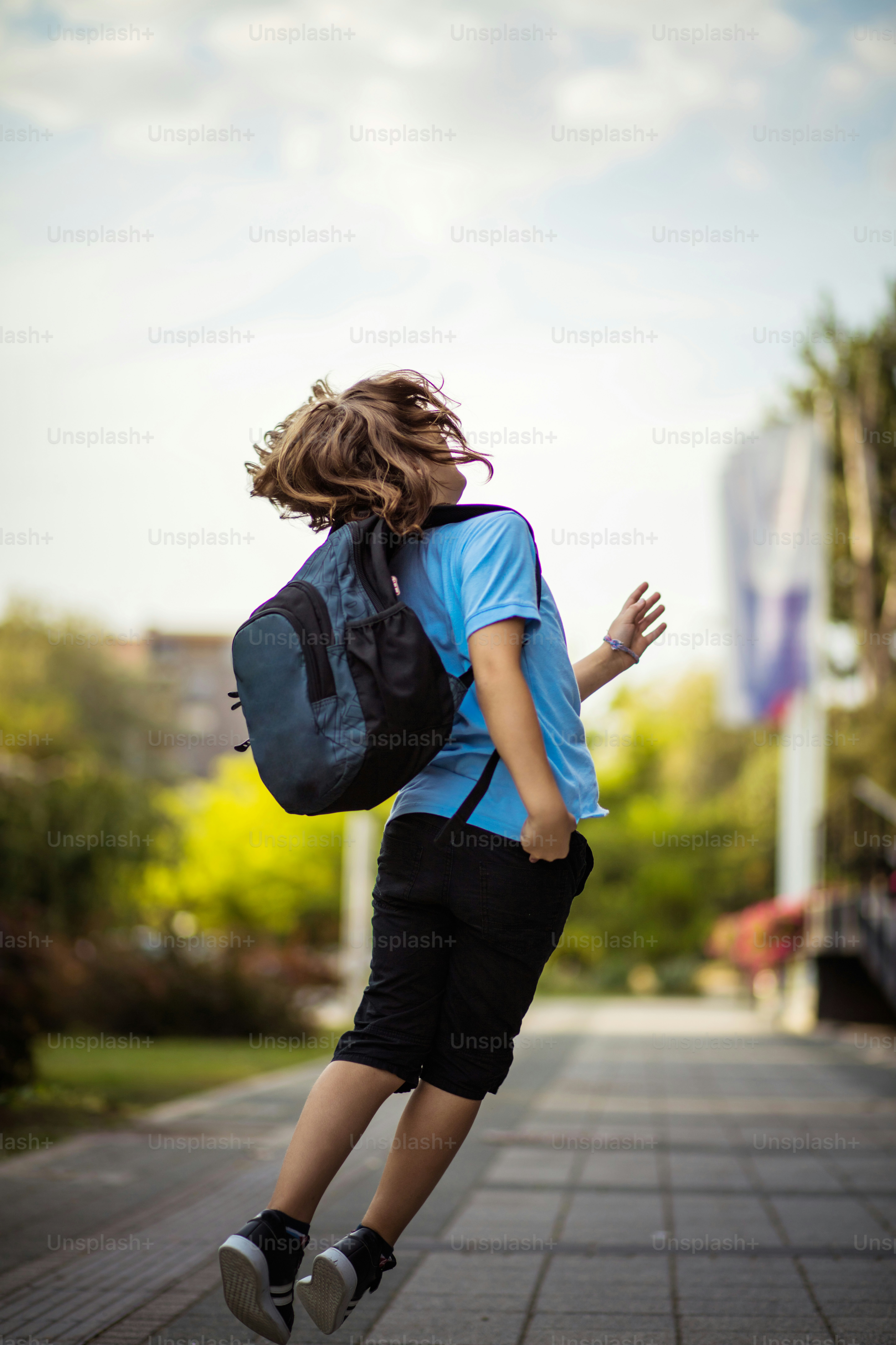 Boy jumping outside in school yard. photo – Jumping Image on Unsplash