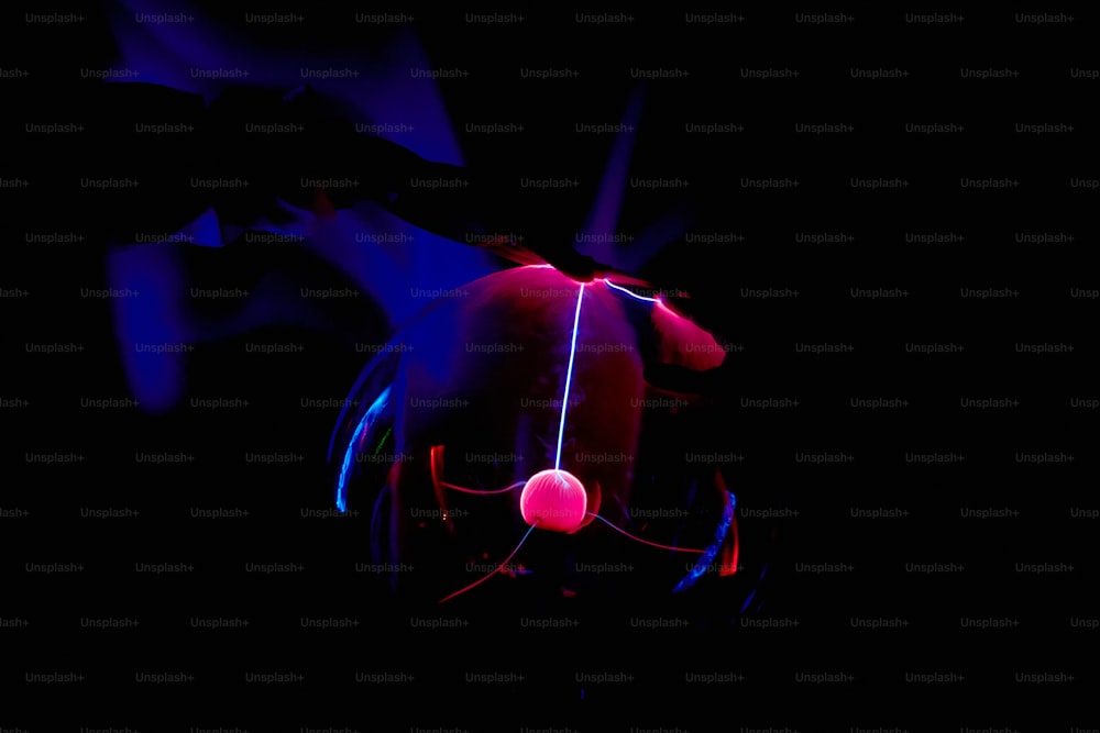Bola de plasma eléctrica sobre fondo oscuro. Modelo de electricidad estática