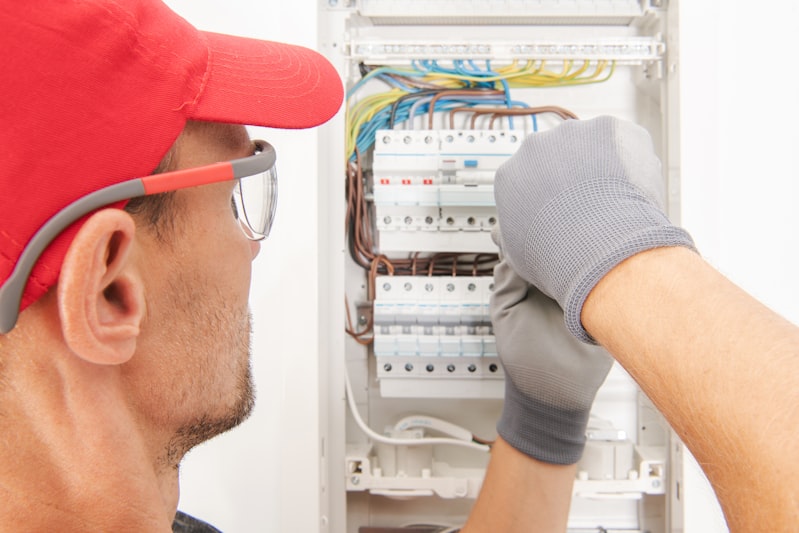 Elektricien installeert groepenkast