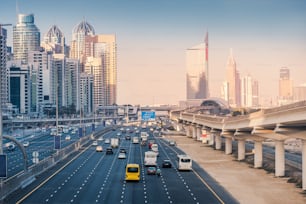 Vista aérea de la famosa Sheikh Zayed Road con tráfico de automóviles y rieles de metro y numerosos rascacielos en el área de Dubai Marina