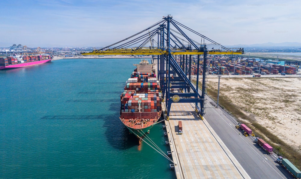 空中上面図、コンテナ船、貨物事業、商業貿易、物流、および外洋港でのコンテナ貨物船による国際輸出入の輸送。