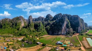 Panorama der Kalksteinberge bei Noen Maprang, Phitsanulok, Thailand.