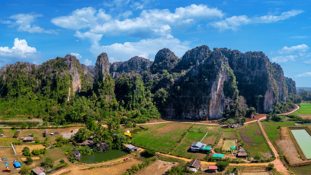 태국 핏사눌록의 노엔 마프랑에 있는 석회암 산의 파노라마.