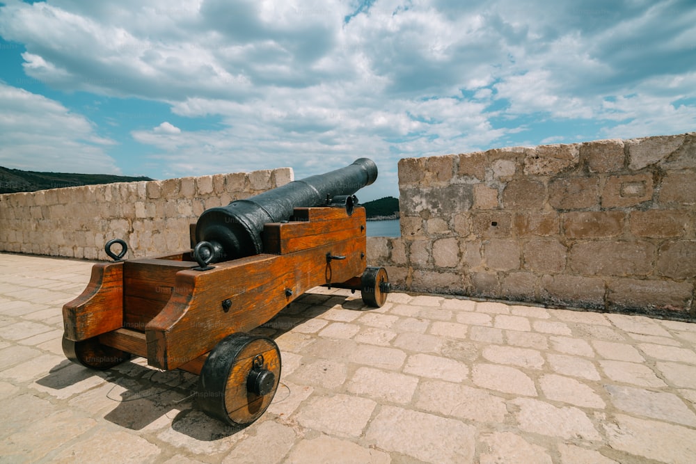 Cannone al muro della città vecchia di Dubrovnik, in Dalmazia, Croazia, la destinazione turistica di spicco della Croazia. Il centro storico di Dubrovnik è stato dichiarato Patrimonio dell'Umanità dall'UNESCO nel 1979.