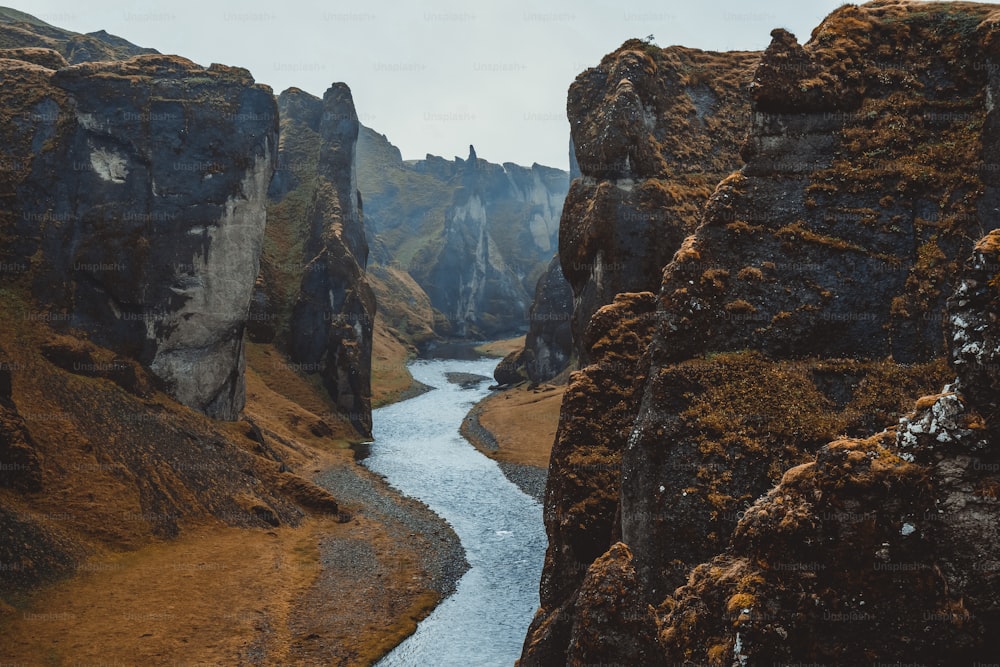 Paesaggio unico di Fjadrargljufur in Islanda. Destinazione turistica top. Il Fjadrargljufur Canyon è un enorme canyon profondo circa 100 metri e lungo circa 2 chilometri, situato nel sud-est dell'Islanda.