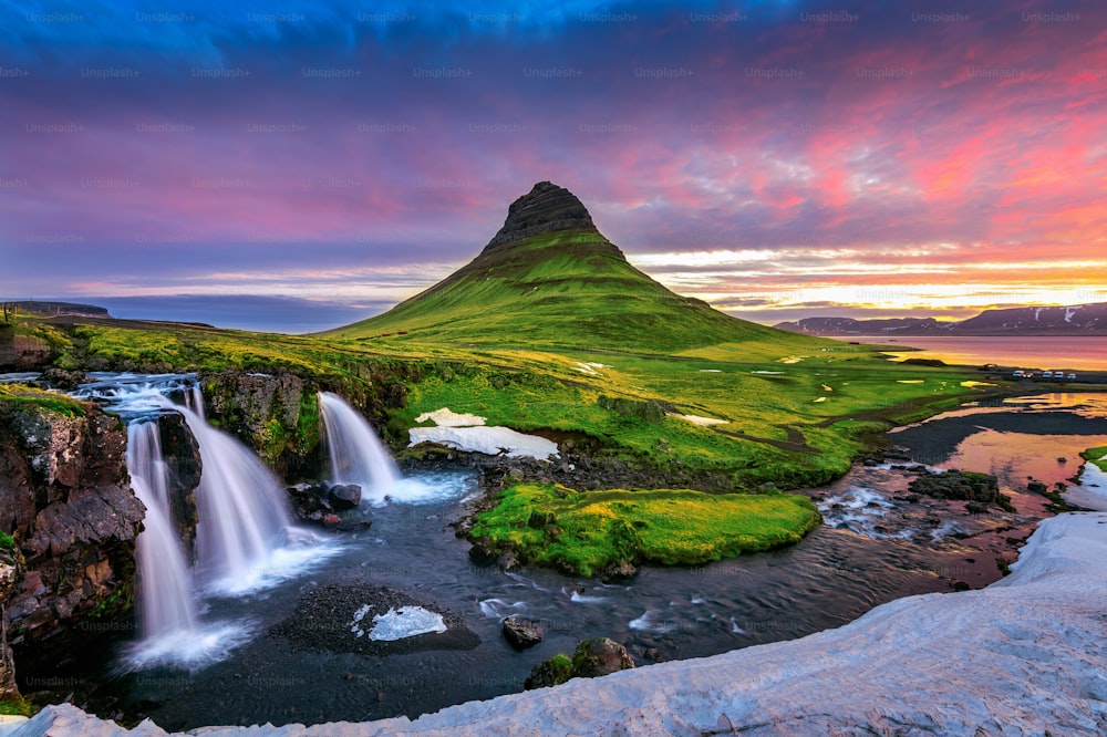 Kirkjufell ao nascer do sol na Islândia.