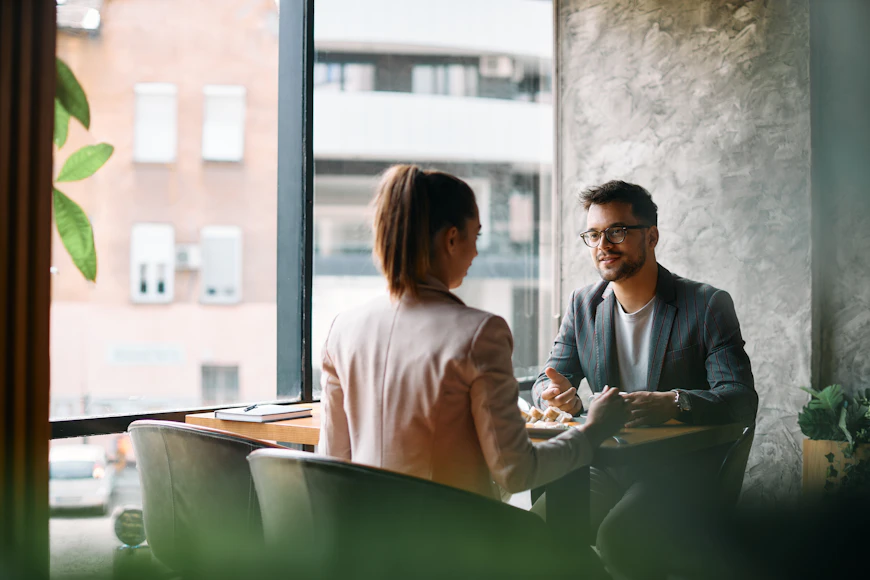Consultor de vendas conduzindo diagnóstico comercial