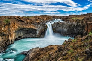 Isländische Sommerlandschaft des Wasserfalls Aldeyjarfoss im Norden Islands. Der Wasserfall befindet sich im nördlichen Teil der Sprengisandur Road im isländischen Hochland.