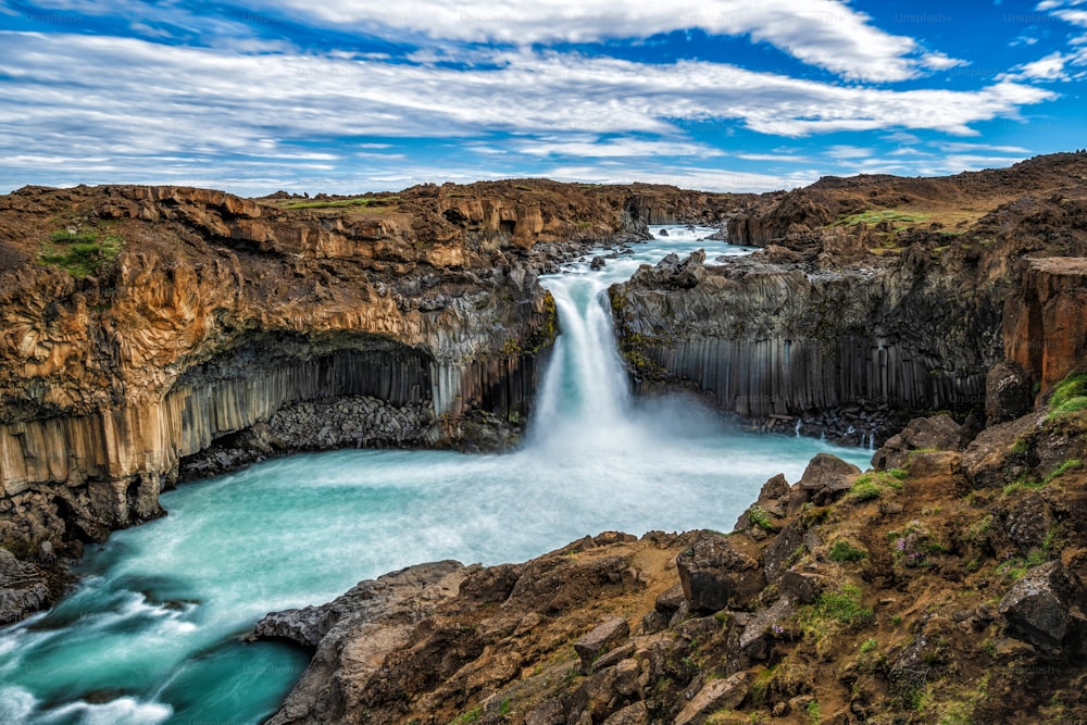 Paysage estival islandais de la cascade d’Aldeyjarfoss dans le nord de l’Islande. La cascade est située dans la partie nord de la route Sprengisandur dans les Highlands d’Islande.