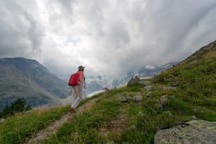 Une retraitée pratique une randonnée en haute montagne