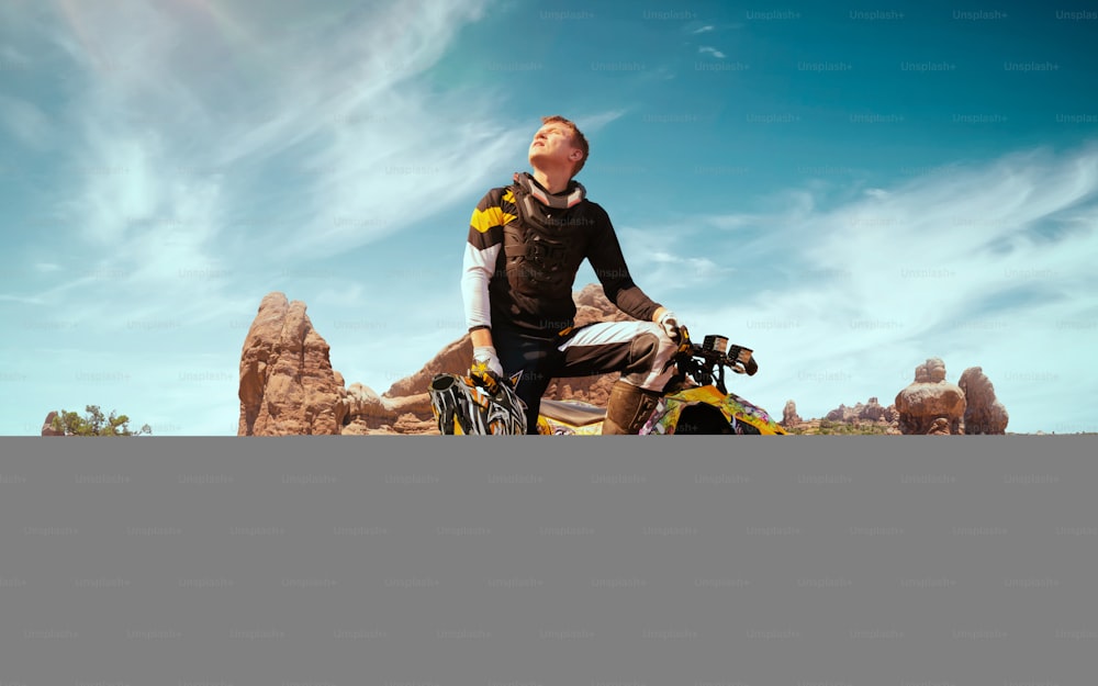 Quad in nuvola di polvere, cava di sabbia sullo sfondo. ATV Rider in azione.
