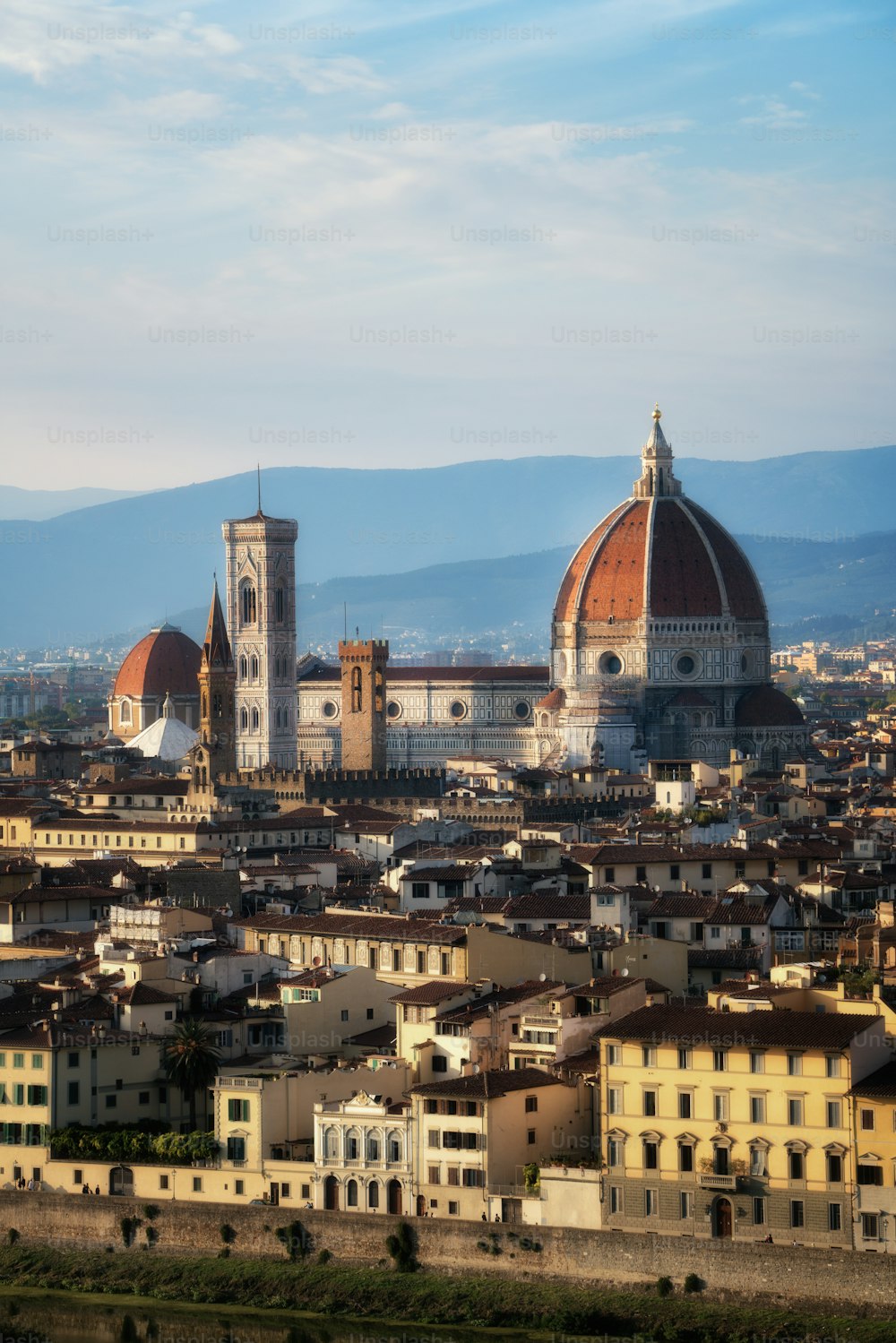 Cathédrale de Florence (Cattedrale di Santa Maria del Fiore) dans le centre historique de Florence, Italie avec vue panoramique sur la ville. La cathédrale de Florence est la principale attraction touristique de la Toscane, en Italie.